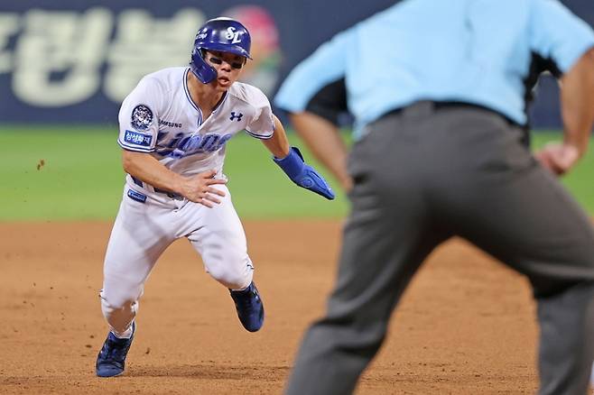 24일 오후 6시30분 대구 삼성라이온즈파크에서 열린 '2025 신한 SOL 뱅크 KBO리그' 삼성 라이온즈와 SSG 랜더스 경기에서 6회말 김성윤이 빠른 발로 득점을 만들었다. <삼성 라이온즈 제공>