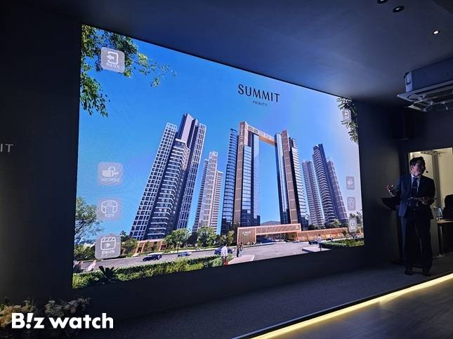 대우건설 관계자가 360도 가상현실(VR) 영상을 활용해 써밋 프라니티를 소개하고 있다/사진=김준희 기자 kjun@
