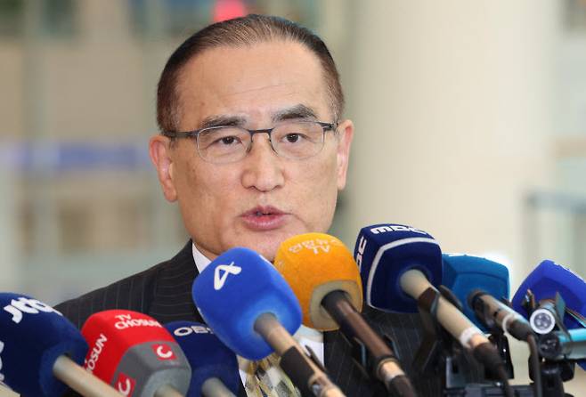 방미 일정을 마친 위성락 대통령실 국가안보실장이 24일 인천국제공항을 통해 귀국해 취재진의 질문에 답하고 있다. (사진=공동취재)