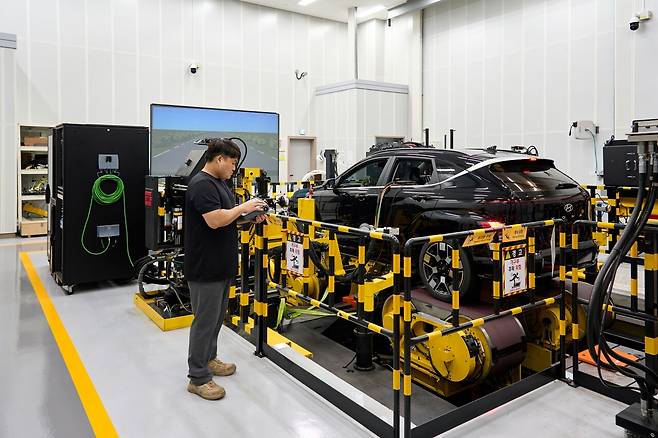 핸들링 주행시험기에서 코나 일렉트릭의 핸들링 특성을 시험하는 모습.