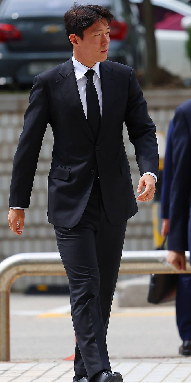 항소심 출석하는 황의조
(서울=연합뉴스) 김도훈 기자 = 불법 촬영 혐의로 1심에서 징역 1년에 집행유예 2년을 선고받은 축구선수 황의조가 19일 서울 서초구 서울고등법원에서 열린 2심 첫 공판에 출석하고 있다. 2025.6.19