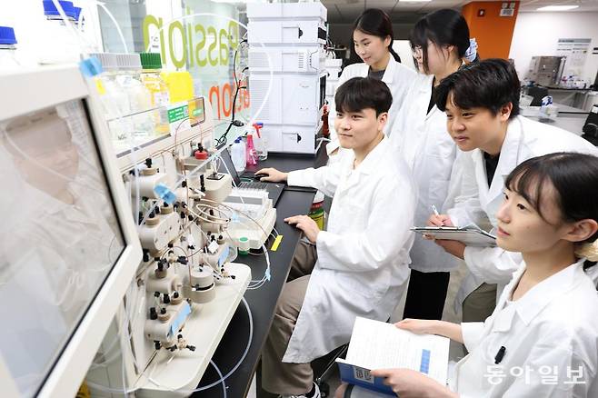 17일 경기 광명시 한국폴리텍대 광명융합기술교육원에서 바이오의약시스템과 학생들이 단백질 분리 기계를 활용한 실험 수업을 받고 있다. 광명=변영욱 기자 cut@donga.com