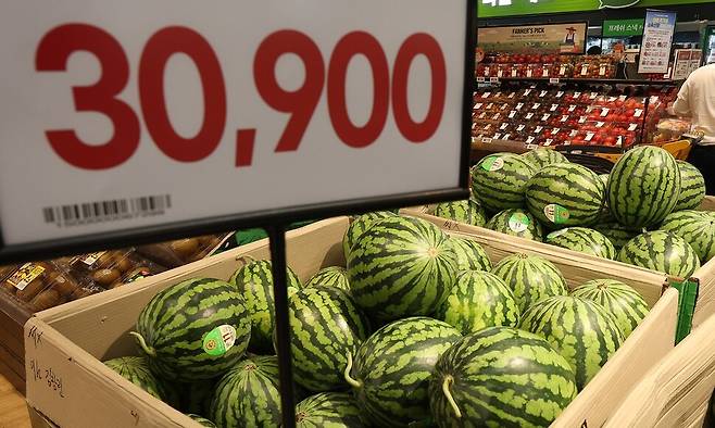 지난 23일 서울 시내 한 대형마트 수박 코너에 가격표가 놓여져 있다. 한국농수산식품유통공사(aT)에 따르면 수박은 지난 15일부터 한 통 평균 소매 가격이 3만원을 웃돌고 있다. 연합뉴스