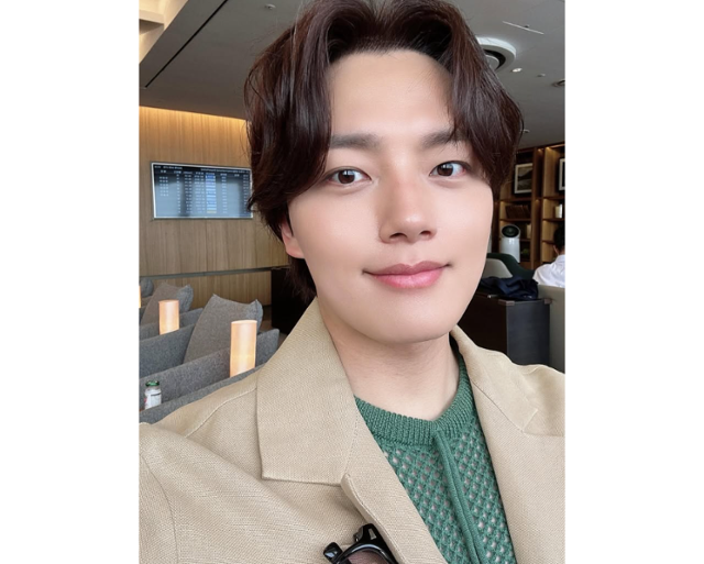 여진구 측이 19금 계정 팔로우 논란과 관련해 해명에 나섰다. 여진구 SNS
