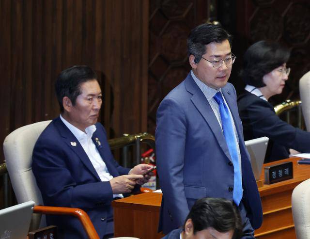 정청래 더불어민주당 의원이 23일 서울 여의도 국회에서 열린 제427회 국회(임시회) 제2차 본회의에서 박찬대 의원을 바라보고 있다. 뉴시스