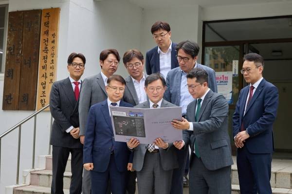 정경구 HDC현대산업개발 대표이사(첫째줄 왼쪽에서 두번째)가 지난 14일 방배신삼호아파트 재건축 현장을 방문했다.HDC현대산업개발