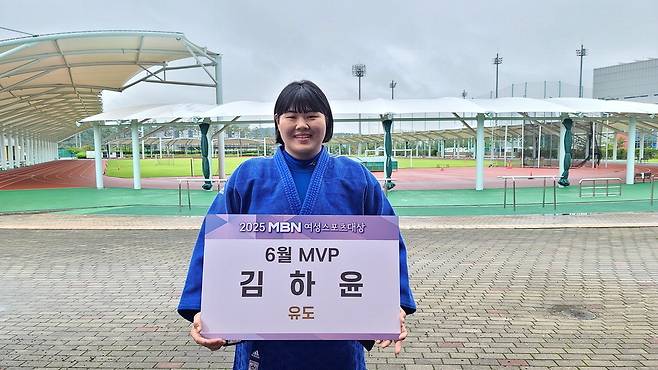 김하윤이 진천선수촌에서 MBN 여성스포츠대상 6월 MVP를 받고 환하게 웃고 있다. MBN