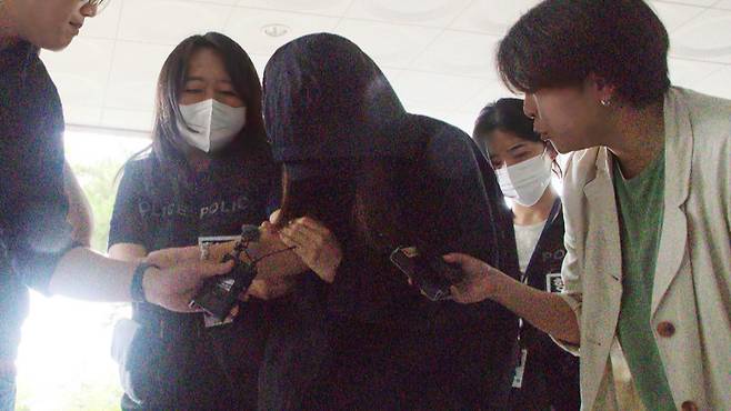 고등학교 시험지를 빼돌리기 위해 학교에 무단 침입한 혐의를 받는 학부모가 지난 15일 영장실질심사를 받기 위해 대구지방법원 안동지원에 출석하는 모습. /사진=뉴스1