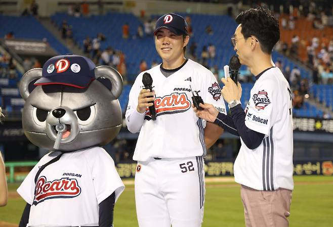 두산 박준순이 23일 한화와 홈 경기에서 구단이 뽑은 수훈 선수로 홈 펜들 앞에서 인터뷰를 하고 있다. 두산