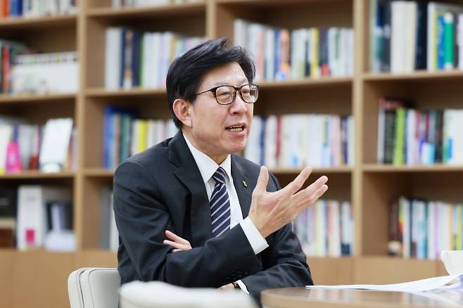 박형준 부산시장이 지난 16일 시장실에서 서울신문과 인터뷰하며 “부산의 미래를 위해 부산을 ‘국제 자유 비즈니스 도시’로 만들겠다”고 밝히고 있다. 부산시 제공