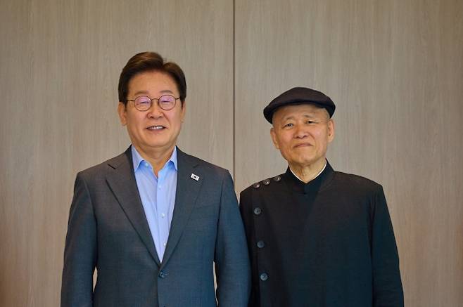 이재명 대통령, 도올 김용옥 전 고려대 교수와 오찬 간담회 - 이재명 대통령이 24일 서울 용산 대통령실 청사에서 도올 김용옥 전 고려대 교수와 오찬 자리를 갖고 기념촬영을 하고 있다. 2025.7.24 대통령실 제공