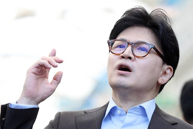 한동훈 전 국민의힘 대표(당시 국민의힘 대선 경선 후보)가 지난 5월2일 경남 창원시 마산합포구 마산어시장을 찾아 취재진 질문에 답하고 있다. ⓒ연합뉴스