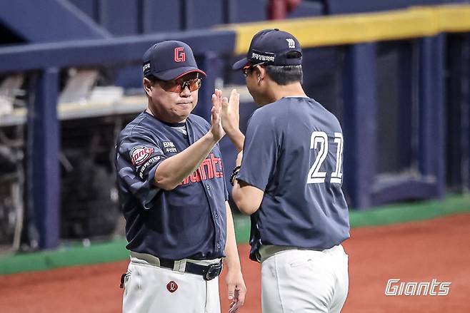 김태형 롯데 감독이 23일 고척스카이돔에서 열린 키움전에서 4-1로 승리한 뒤 선발 박세웅과 손뼉을 마주치고 있다. 사진제공|롯데 자이언츠