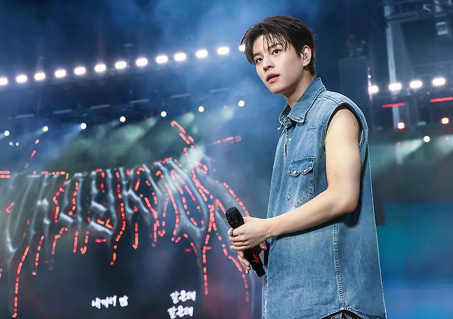 스트레이 키즈 런던 공연 승민 이미지_'Lonely St.' 무대 중 객석을 바라보는 승민/사진제공=JYP엔터테인먼트