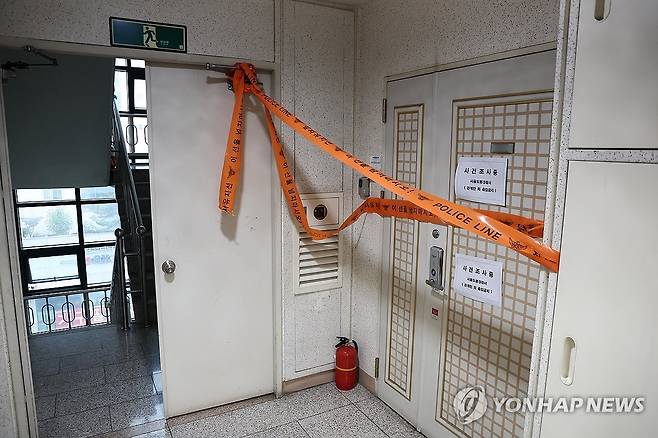 인천 총격사건 피의자 집서 사제폭발물 발견…특공대가 제거 (서울=연합뉴스) 윤동진 기자 = 지난 21일 인천에서 사제 총기를 발사해 가족을 숨지게 한 피의자의 주거지에 폴리스 라인이 설치돼 있다. 서울경찰청은 경찰특공대가 피의자의 서울 도봉구 쌍문동 주거지에서 신나와 타이머 등 사제 폭발물을 발견해 제거했다고 밝혔다. 2025.7.24 mon@yna.co.kr