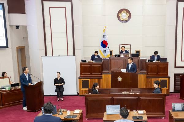 구미시의회 김재우 의원이 24일 제289회 임시회 제2차 본회에서 김장호 구미시장을 상대로 시정질의를 하고 있다. 구미시의회