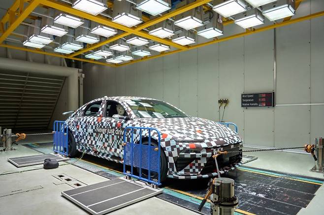 고온 시험동에서 아이오닉 6N이 주행 테스트를 하는 중이다. 사진=현대자동차