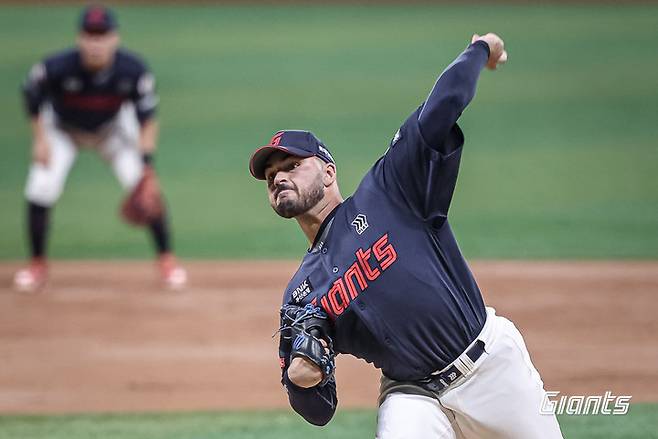 지난 24일 경기 7이닝 무실점을 거두며 승리 투수가 된 롯데 자이언츠 알렉 감보아