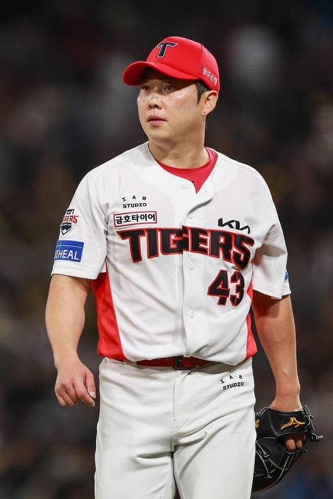 김건국이 그라운드를 바라보고 있다. 사진 | KIA 타이거즈