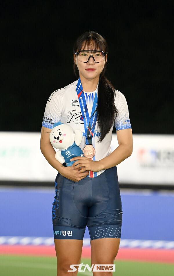 24일 오후 충북 제천시에 위치한 어울림체육관에서 열린 '제20회 아시아 롤러스케이팅 선수권대회' 스피드 트랙 여자 스프린트 1000m에 출전한 권부송이 시상대에서 포즈를 취하고 있다. /사진(제천)=김종원 기자