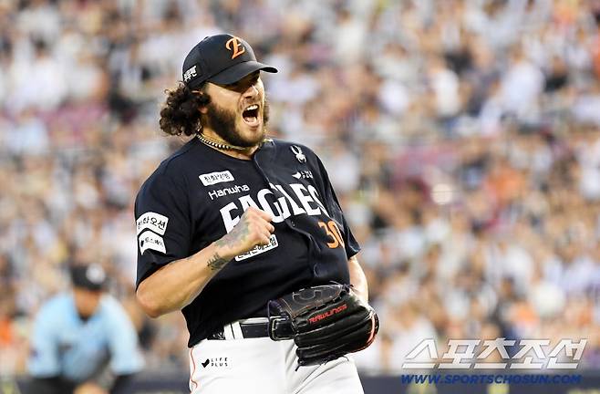실점 위기를 강력한 구위로 잠재운 한화 폰세가 포효했다.