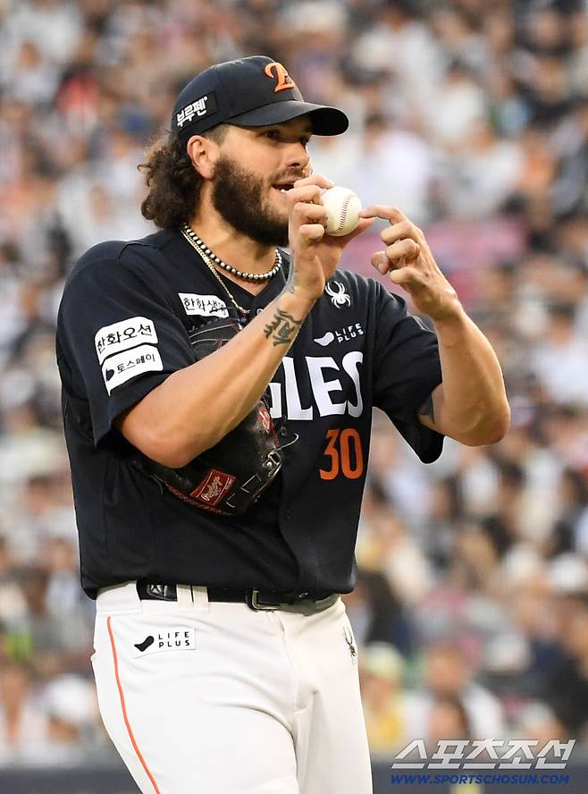 스트라이크존 한복판에 던진 146km 슬라이더로 타자 배트를 부러뜨린 폰세가 볼을 가리키고 있다.