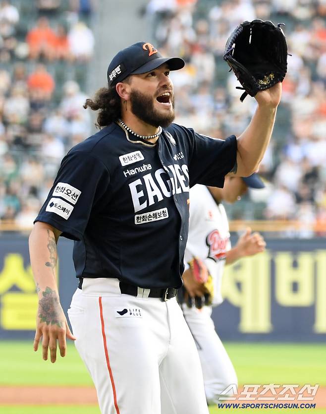 웃으며 마운드에 올랐던 폰세.