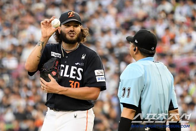 4회 배트를 부러뜨린 직후 마운드를 찾은 박종철 주심에게 상황을 설명했던 폰세.