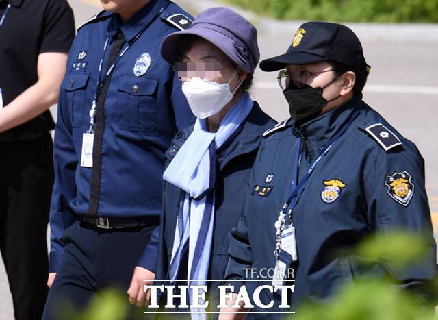 잔고증명서를 위조한 혐의로 복역해 온 윤석열 대통령 장모인 최은순 씨가 지난해 5월14일 오전 서울 송파구 동부구치소에서 구속 299일 만에 출소하고 있다. /이새롬 기자