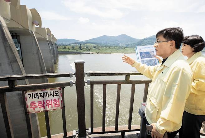 24일 충남 금강 공주보(洑)를 찾은 김성환(왼쪽) 환경부 장관이 현장을 살펴보는 모습. 김 장관은 이날 금강에 있는 세종보, 백제보도 둘러봤다. 김 장관은 이날 4대강 재자연화를 시작하겠다는 입장을 밝혔다. /환경부