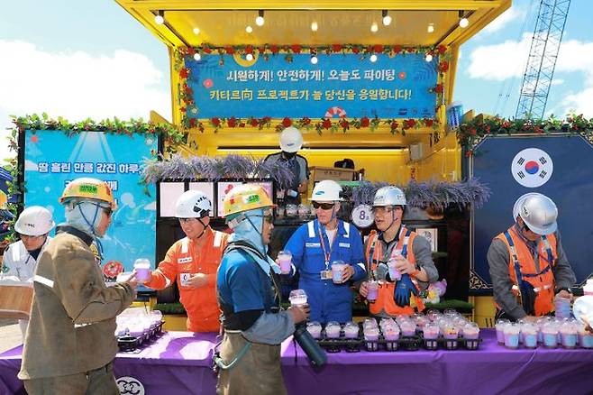 이왕근 삼성중공업 조선소장(오른쪽 2번째)과 앤디 그라함 JP모건 사이트메니져(오른쪽 3번째)가 수박화채를 나눠주고 있다.ⓒ삼성중공업