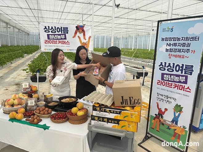 정지송 정훈농장 대표(가운데)가 23일 천안 농장에서 진행된 네이버 및 농협몰 라이브 커머스에 참가해 구운란을 소개하고 있다.