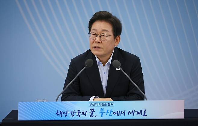 이재명 대통령이 25일 부산 부경대에서 타운홀 미팅 형식으로 진행한 ‘국민소통 행보, 부산의 마음을 듣다’ 간담회를 하고 있다. 대통령실사진기자단 2025.07.25