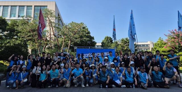 민주노총 전국대학노동조합 건국대학교 조합원 등이 25일 서울 광진구 건국대학교 서울캠퍼스 행정관 앞에서 열린 투쟁승리보고대회 뒤 기념 촬영을 하고 있다. 정인선 기자