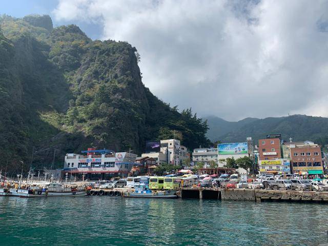 육지와 울릉도를 오가는 여객선터미널이 있는 경북 울릉군 울릉읍 도동항 전경. 한국일보 자료사진