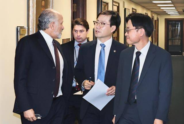 김정관 산업통상자원부 장관(앞줄 오른쪽)과 여한구 통상교섭본부장(앞줄 가운데)이 24일 미국 워싱턴 DC 상무부에서 하워드 러트닉 상무부 장관과 대화하고 있다. 산업통상자원부 제공