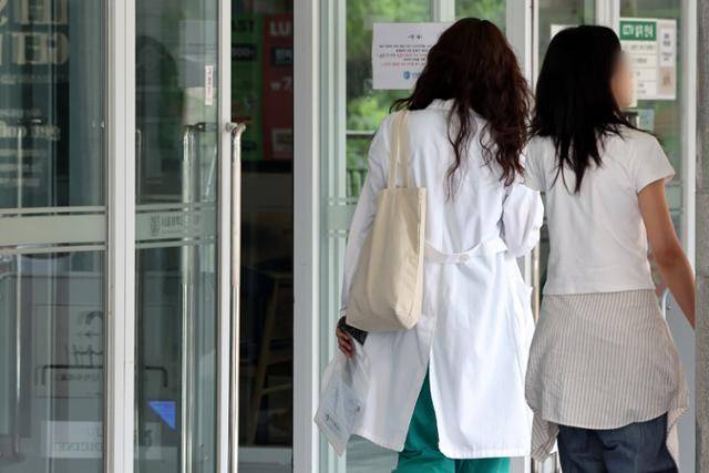 17일 서울의 한 의과대학에서 의대생이 이동하고 있다. 뉴스1