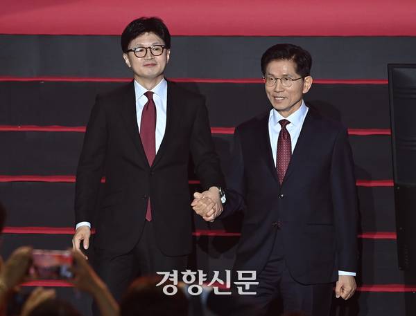 지난 5월3일 당시 한동훈·김문수 국민의힘 대선 경선 후보가 경기 일산 킨텍스에서 열린 제5차 전당대회에서 무대에 올라 당원들을 향해 인사하고 있다. 박민규 선임기자