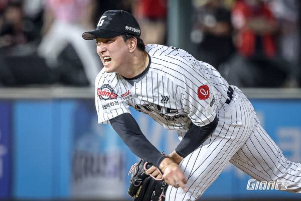 25일 부산 사직구장에서 열린 KIA와 3연전 첫 경기에서 롯데 마무리 김원중이 힘껏 공을 던지고 있다. 롯데 자이언츠 제공.