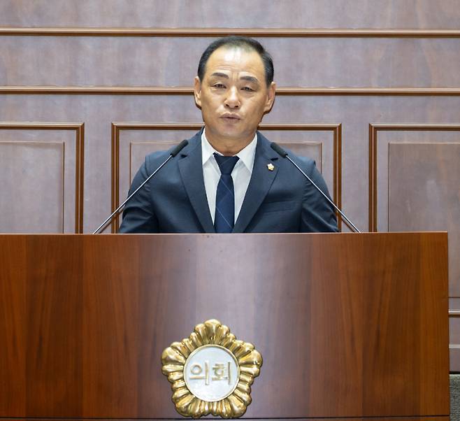 해남군의회 김영환 의원은 제345회 해남군의회 임시회 제6차 본회 5분자유발언을 통해 농어촌버스 무료화, 수요응답형 교통시스템 도입, 공영제 도입 등 타 지자체의 사례를 적극 검토해 군민들이 체감할 수 있는 교통복지 정책을 마련하라고 촉구했다. /해남군의회
