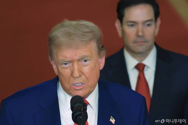 도널드 트럼프 미국 대통령이 지난달 21일(현지시간) 백악관 이스트룸에서 미군의 이란 핵 시설 공습에 관해 발언하고 있다. 트럼프 대통령은 "이란의 핵 프로그램에 대한 선제적 조치로, 정밀 타격이 성공적으로 이뤄졌다"라고 밝혔다. 트럼프 대통령 뒤로 마코 루비오 미 국무부 장관이 보인다. / AP=뉴시스