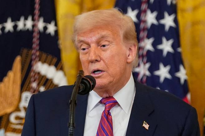 (워싱턴DC 로이터=뉴스1) 류정민 특파원 = 도널드 트럼프 미국 대통령이 18일(현지시간) 워싱턴DC 백악관에서 '지니어스 법안'(Genius Act, Guiding and Establishing National Innovation for U.S. Stablecoins Act) 서명식에서 연설하고 있다. 지니어스 법안은 디지털 자산인 스테이블코인을 제도화하기 위해 연방 정부 차원의 규제 프레임워크를 개발하고 업계 감독을 확대하는 등의 내용을 담고 있다. 2025.07.18 ⓒ 로이터=뉴스1 Copyright (C) 뉴스1. All rights reserved. 무단 전재 및 재배포, AI학습 이용 금지. /사진=(워싱턴DC 로이터=뉴스1) 류정민 특파원