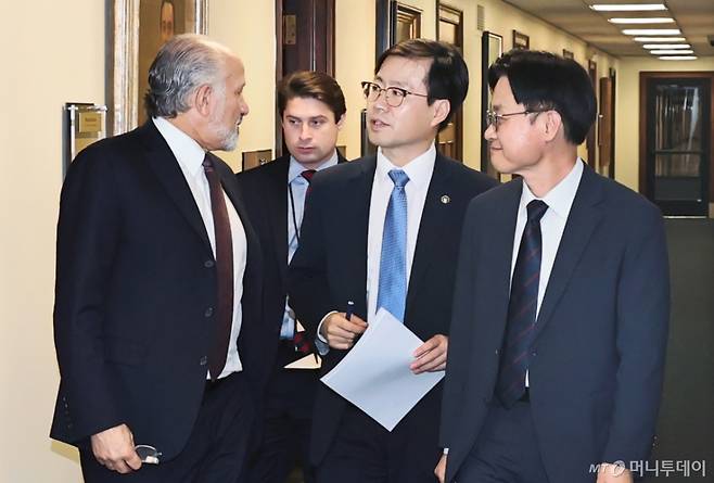 (서울=뉴스1) = 김정관 산업통상자원부 장관이 24일(현지시간) 미국 워싱턴 D.C. 상무부 회의실에서 하워드 러트닉 상무부 장관과 면담을 나누고 있다. (산업통상자원부 제공. 재판매 및 DB 금지) 2025.7.25/뉴스1 Copyright (C) 뉴스1. All rights reserved. 무단 전재 및 재배포, AI학습 이용 금지.