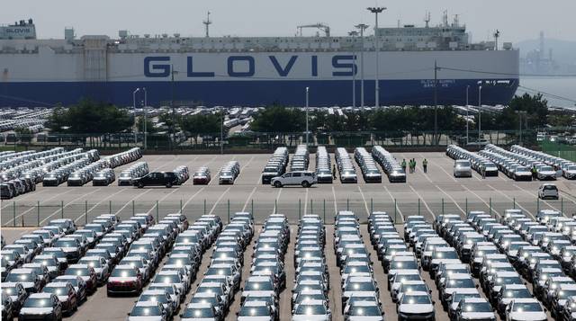 24일 경기 평택항 인근에 수출용 자동차들이 세워져 있다. 미국과 일본이 일본산 자동차 관세를 25%에서 12.5%로 낮추는 데 합의하면서 국내에서는 한·미 협상 결과에 대한 관심이 더욱 커지고 있다. 연합뉴스