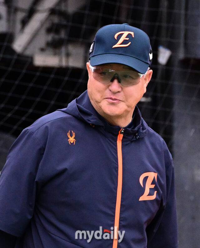 2025년 7월 17일 오후 경기도 수원 KT위즈파크에서 열린 '2025 신한 SOL뱅크 KBO 리그' 한화 이글스와 KT 위즈의 경기. 한화 김경문 감독이 선수들의 훈련을 지켜보고 있다./마이데일리