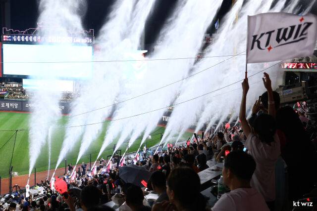 수원 KT위즈파크를 가득 채운 관중들./KT 위즈
