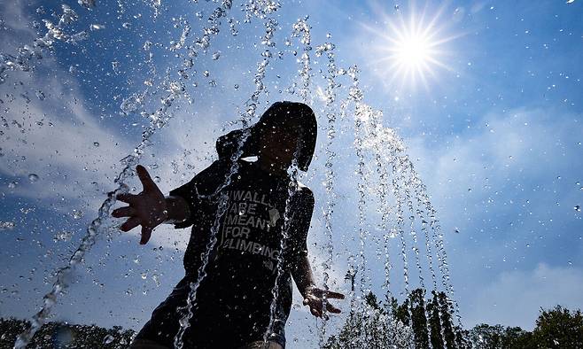 24일 대구 달서구 두류공원 2·28자유광장 바닥분수에서 어린이들이 물놀이하며 더위를 식히고 있다. 연합뉴스