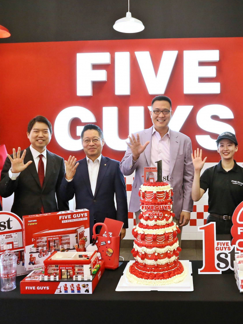 지난해 6월 김동선(왼쪽 세 번째) 한화갤러리아 미래비전총괄 부사장과 회사 관계자들이 파이즈가이즈 론칭 1주년을 축하하고 있다. 에프지코리아 제공