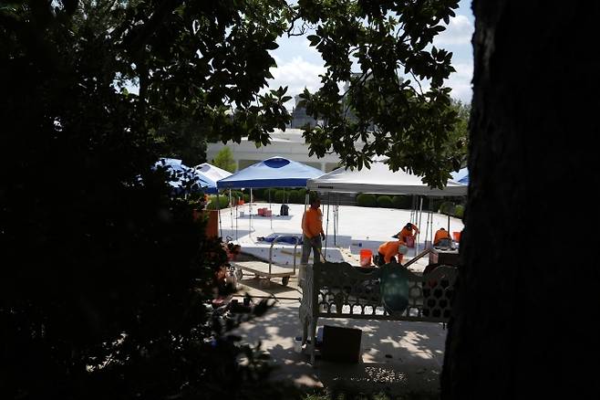 공사 진행 중인 백악관 로즈가든 - 2025년 7월 24일(현지시간) 백악관 로즈가든에서 공사가 계속 진행되고 있다. AP 연합뉴스