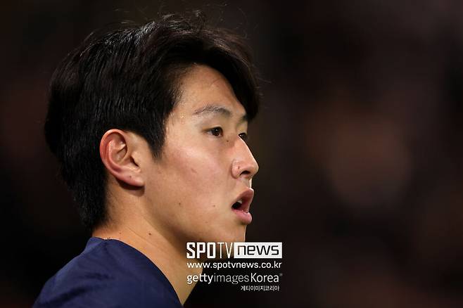 ▲ 프랑스 매체 '스포르트'는 25일(한국시간) 프랑스 매체 '레퀴프'의 보도를 인용해 "파리 생제르맹(PSG)은 영입 이후 기대에 미치지 못한 이강인 판매를 고려 중이다. 아직 결정된 것은 없지만, 그의 매각에 대해 논의가 진행 중이다"며 "하지만 이강인을 향한 구체적인 제안이 아직까지 없다. PSG 역시 이강인을 대체할 만한 선수를 찾는 데 어려움을 겪고 있다. 따라서 그는 다음 시즌에도 PSG 잔류 가능성이 존재한다. 이강인의 미래는 여전히 불투명하다"라고 전했다.